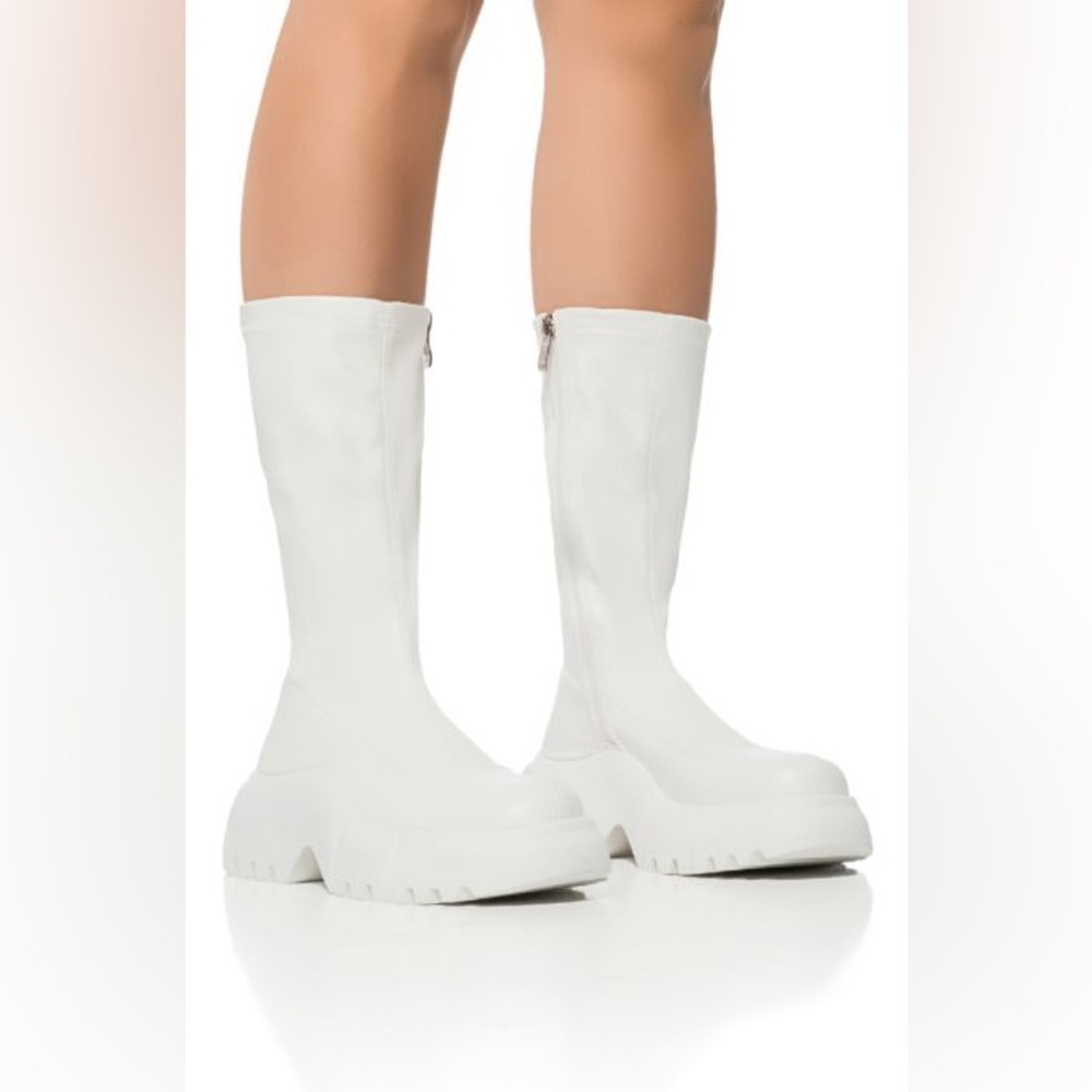 AZALEA WANG SWEETBAY WHITE FUTURISTIC BOOT (NEW IN BOX)